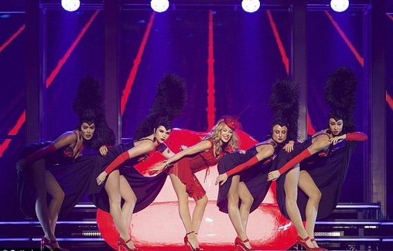 Nem egy csődületes hang! Kylie Minogue egy vörösen dögös előadáson mutatja meg védjegyévé vált derekát, amikor világkörüli turnéjának ausztráliai szakaszát indítja útjára